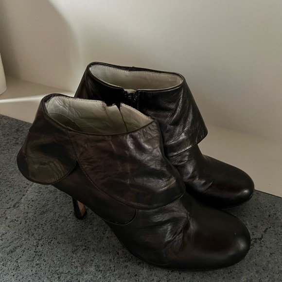 Terry de Havilland leather ankle boots with cuff detail - Picture 2 of 8